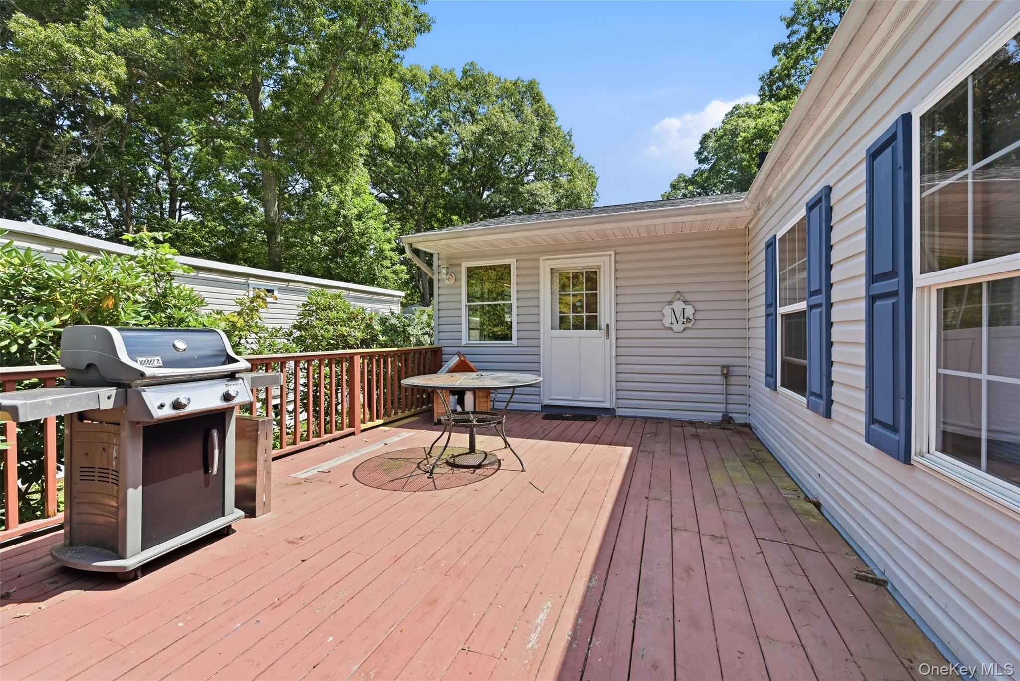 658-a11 Sound Avenue Property Photo 4