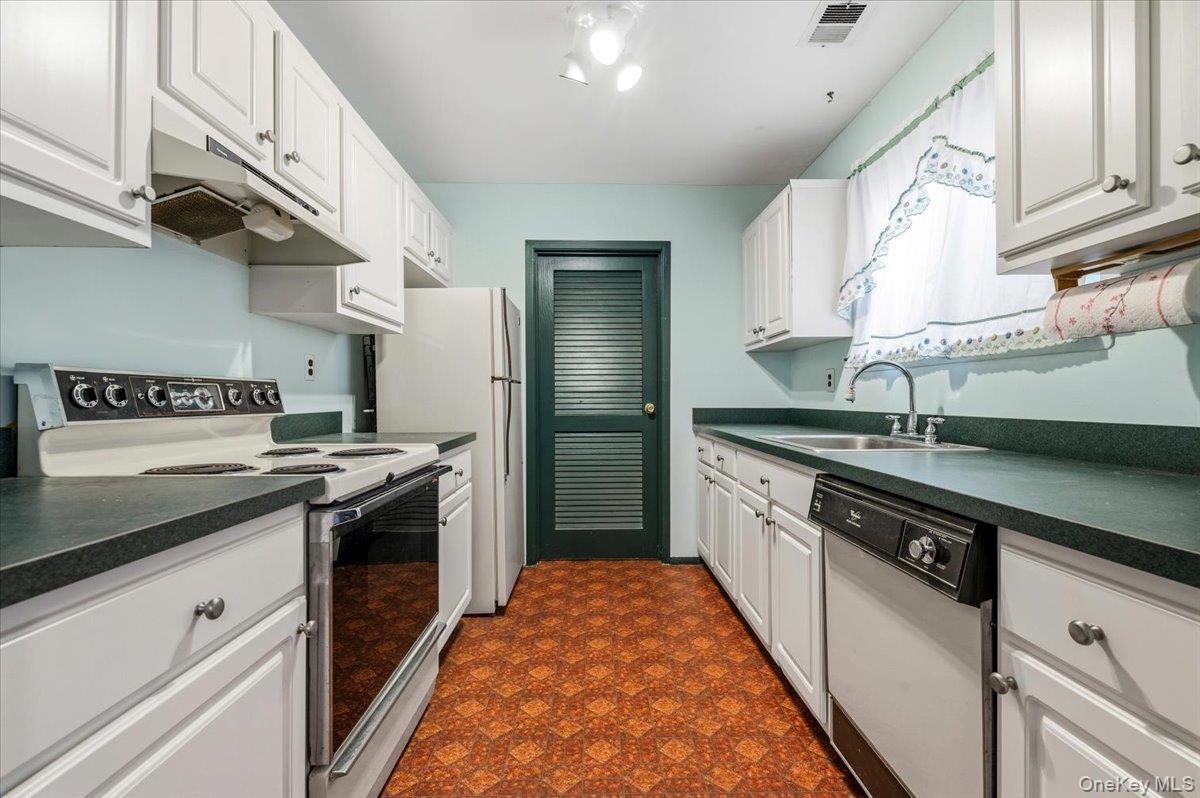 221 Springmeadow Drive J Property Photo 19
