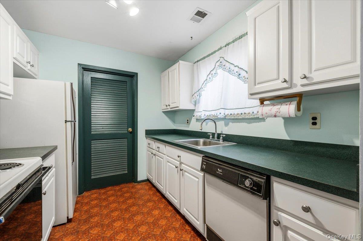 221 Springmeadow Drive J Property Photo 22