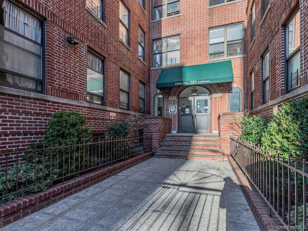 581 Academy Street Gle Property Photo 13
