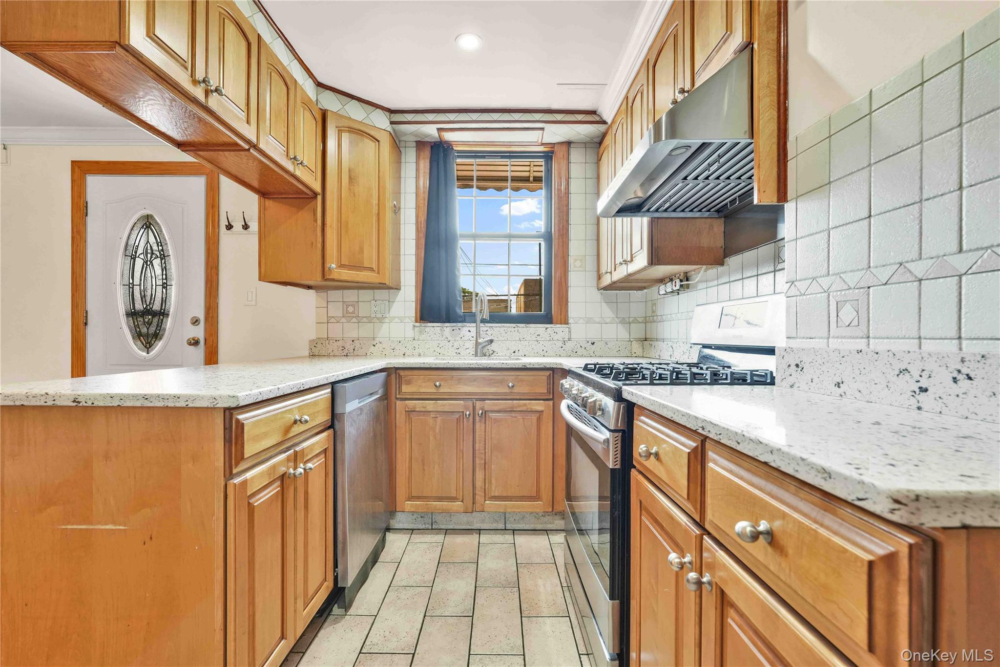 2033 28th Street Property Photo 2