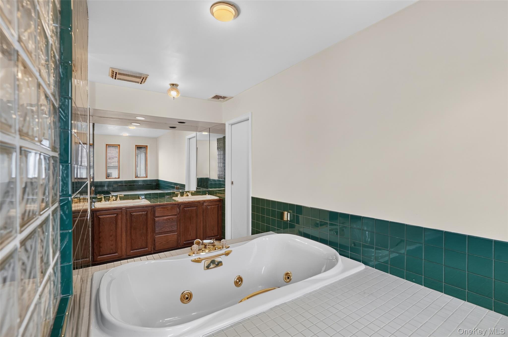 297 E Devonia Avenue Property Photo 25