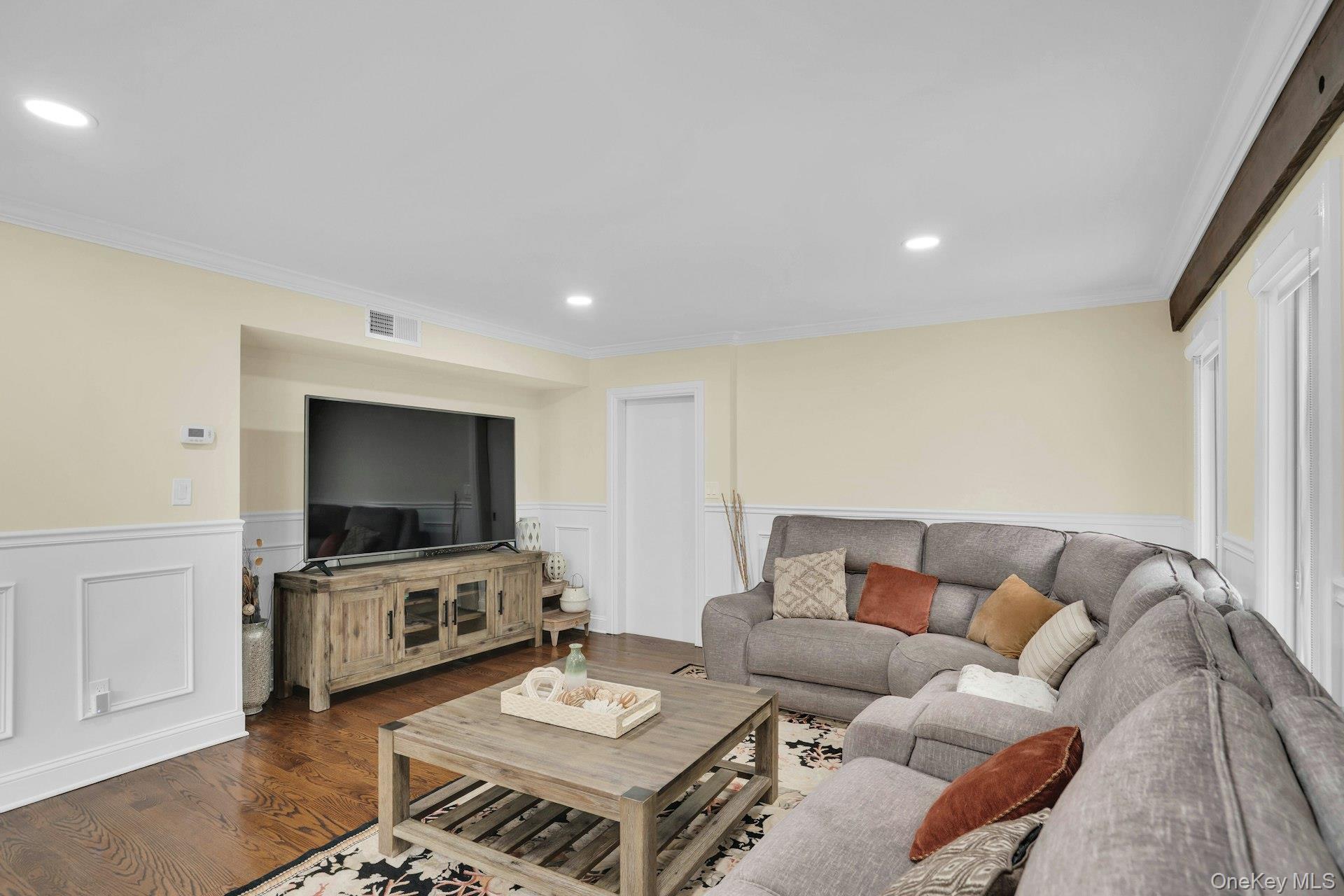 764 Vanderbilt Parkway Property Photo 13