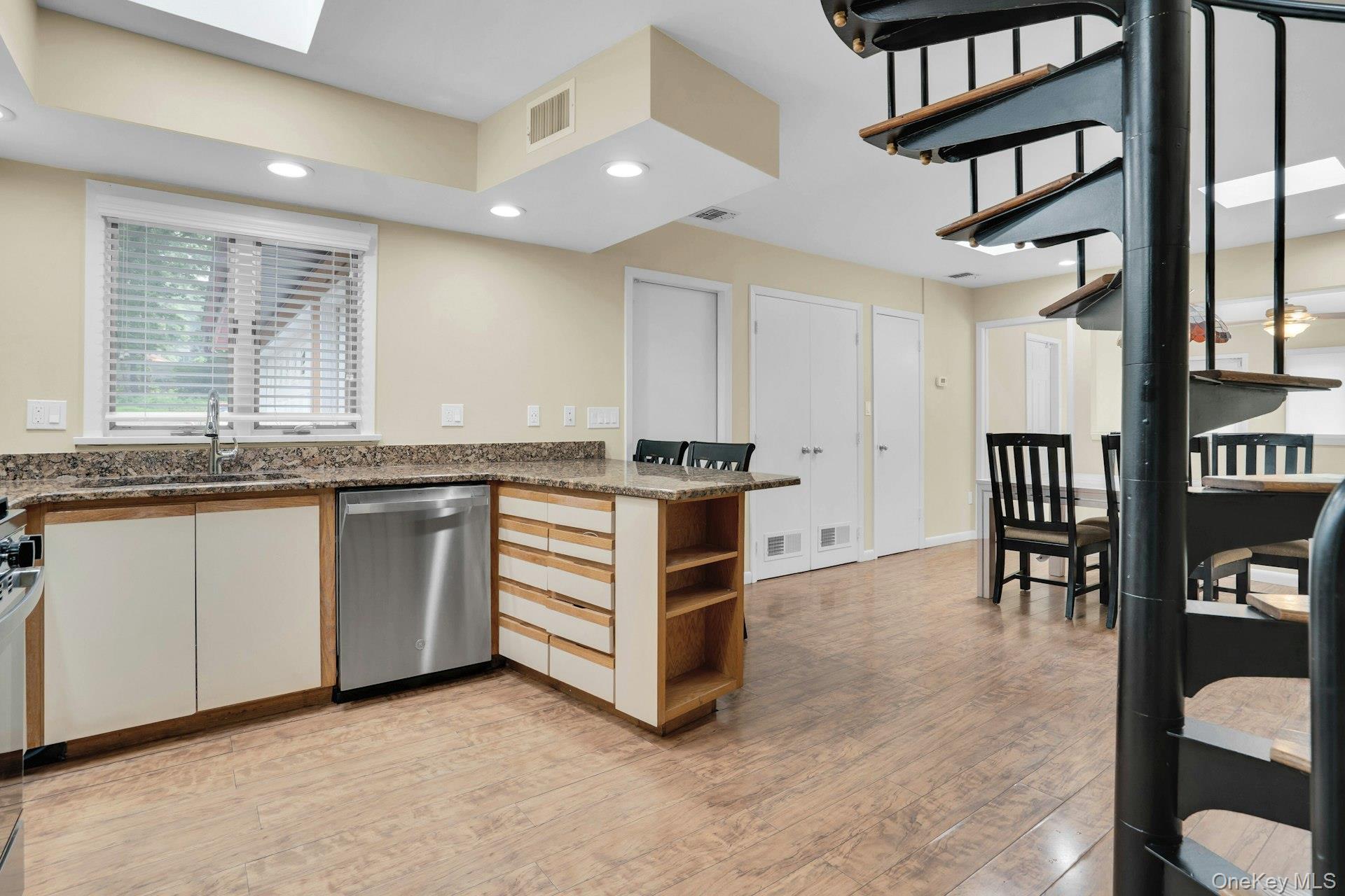 764 Vanderbilt Parkway Property Photo 15