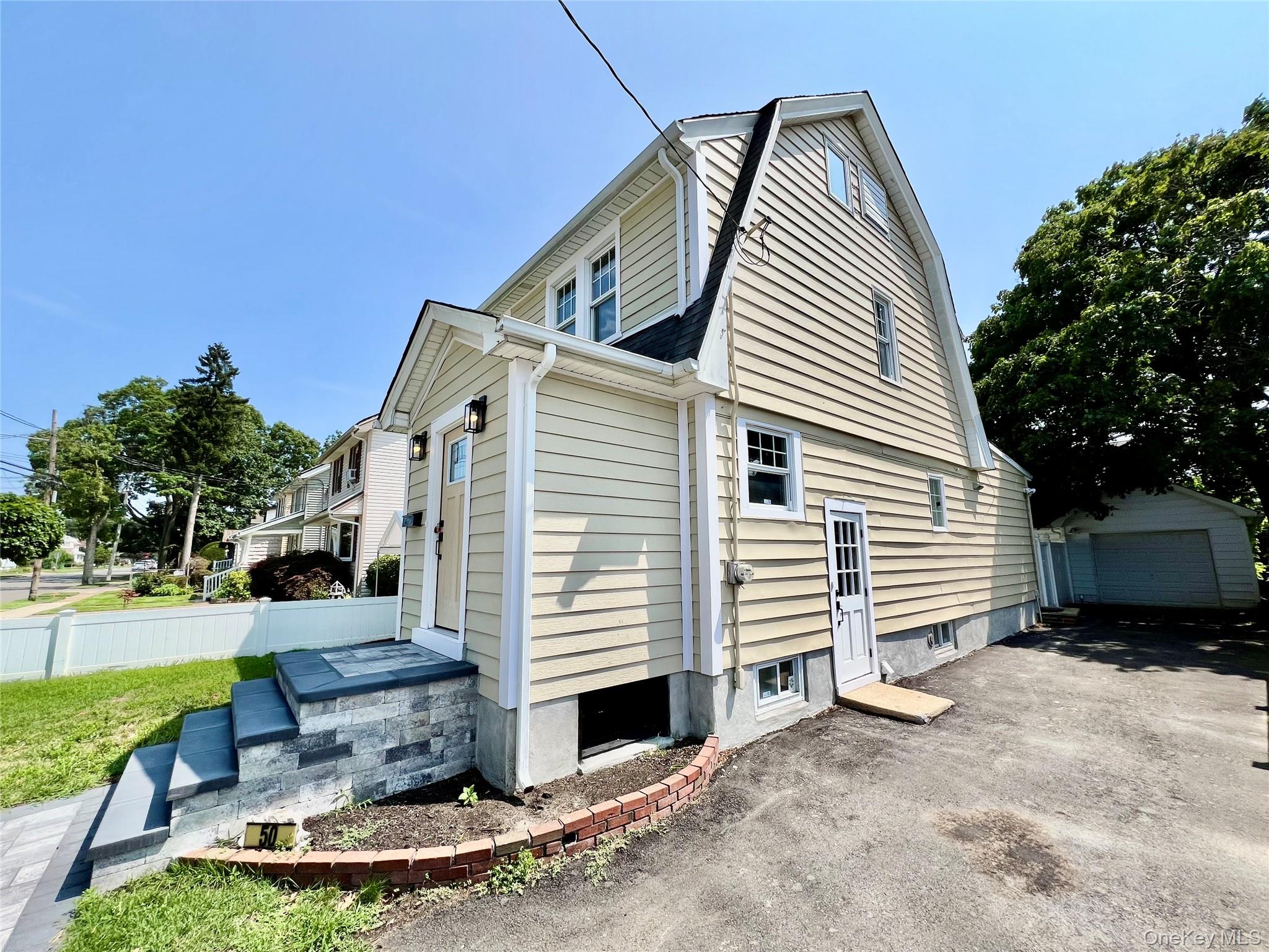 50 E Saint Marks Place Property Photo 2