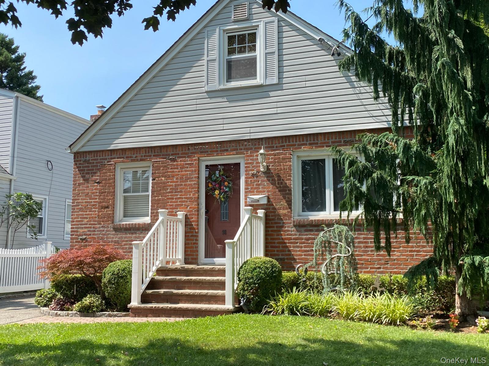 98 Albertson Place Property Photo 1