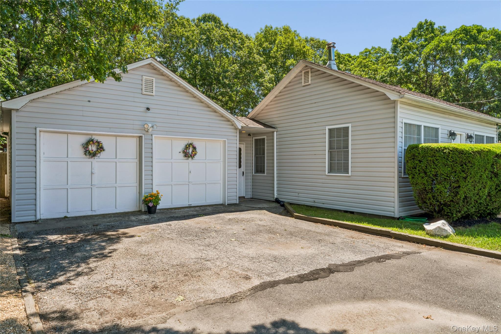 487 Mastic Road Property Photo 2