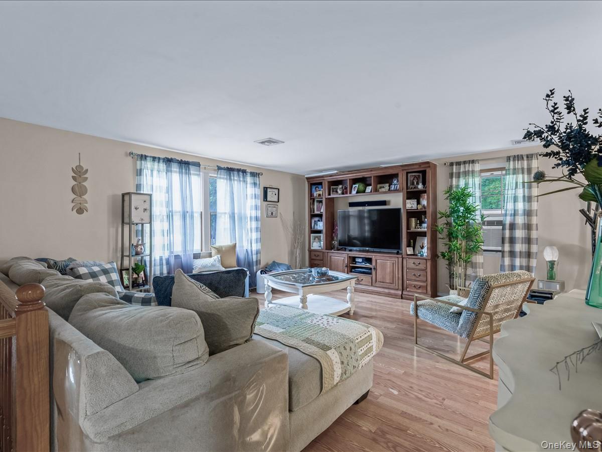 33 Winside Lane Property Photo 3