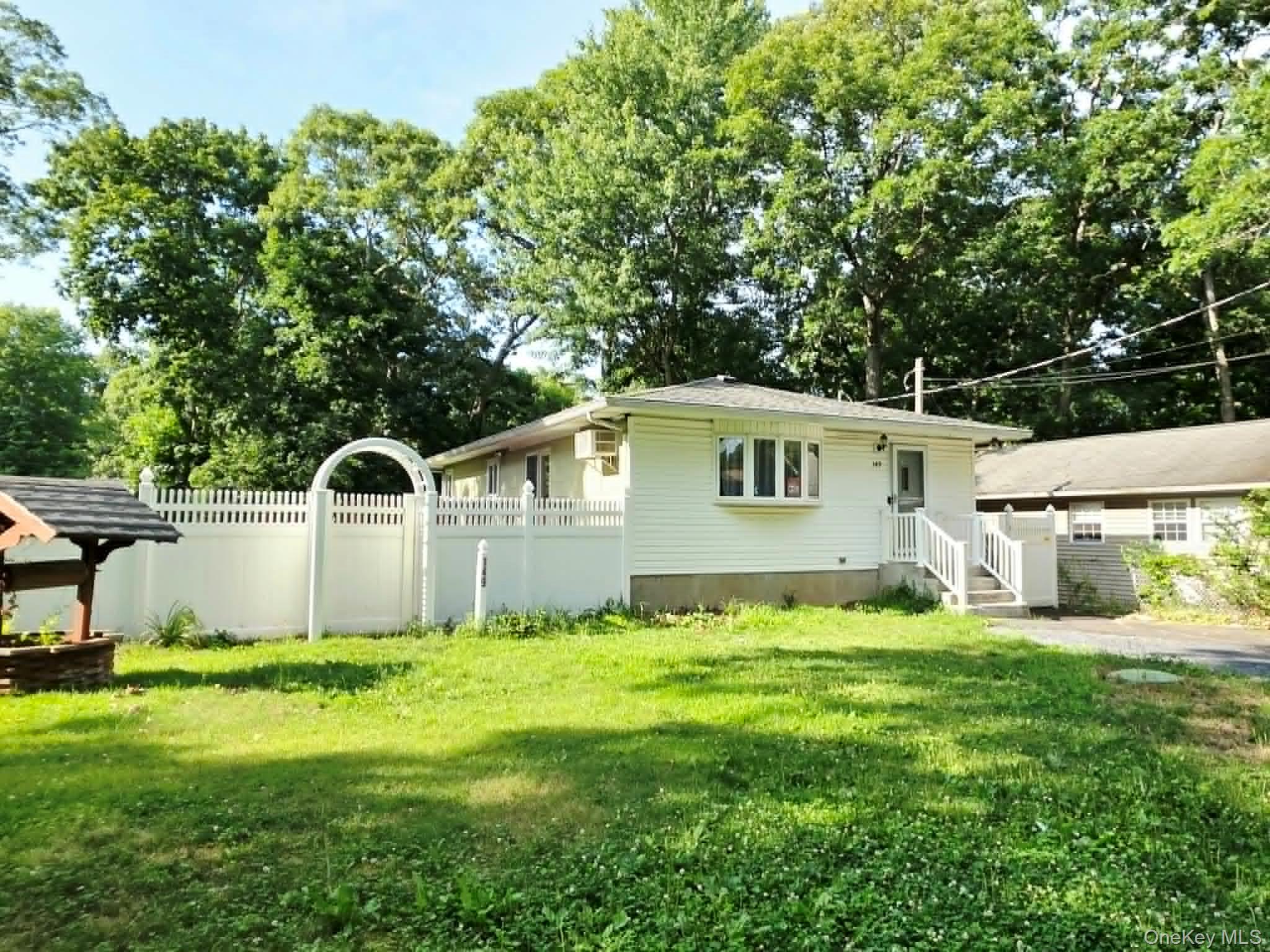 149 Moriches Avenue Property Photo 3