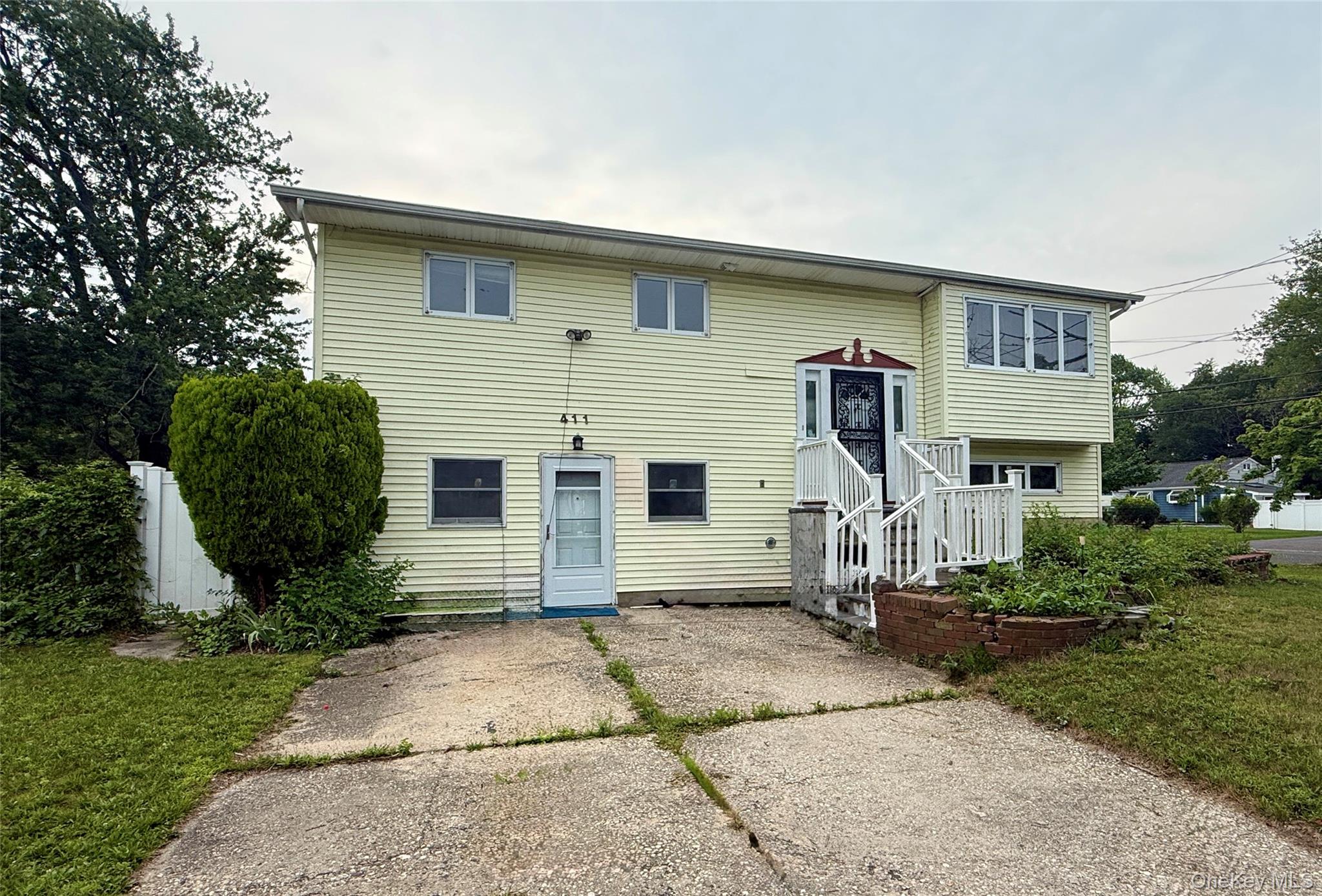 411 Mayflower Avenue Property Photo 1