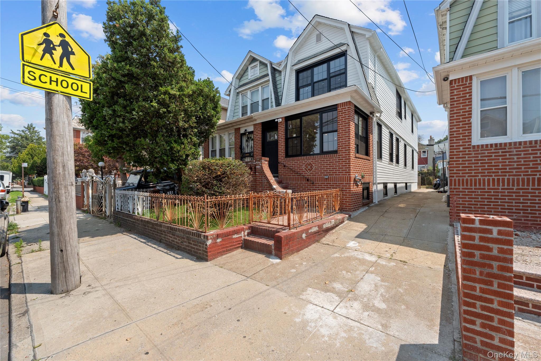903 E 45th Street Property Photo 3