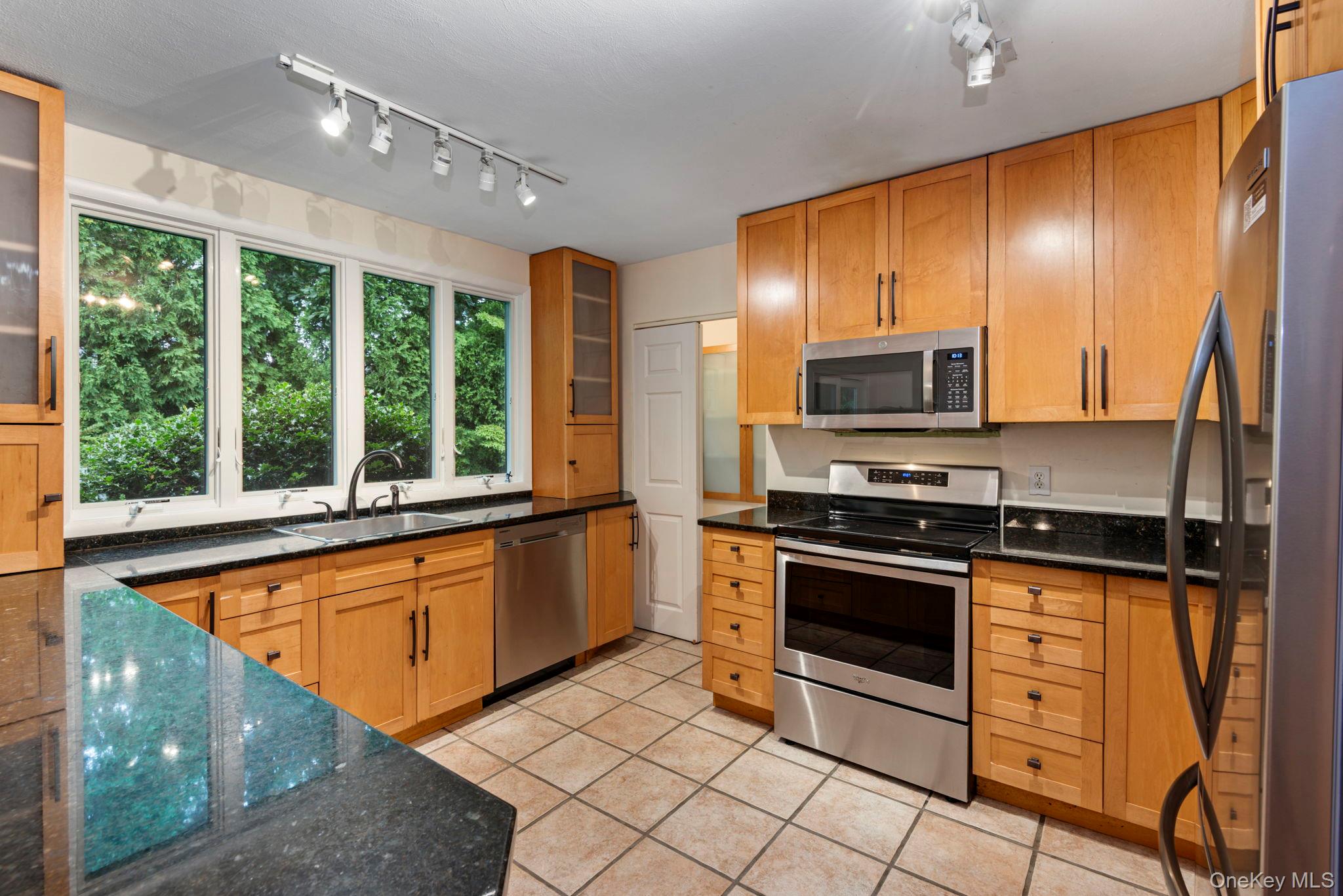 75 Cove Road Property Photo 11