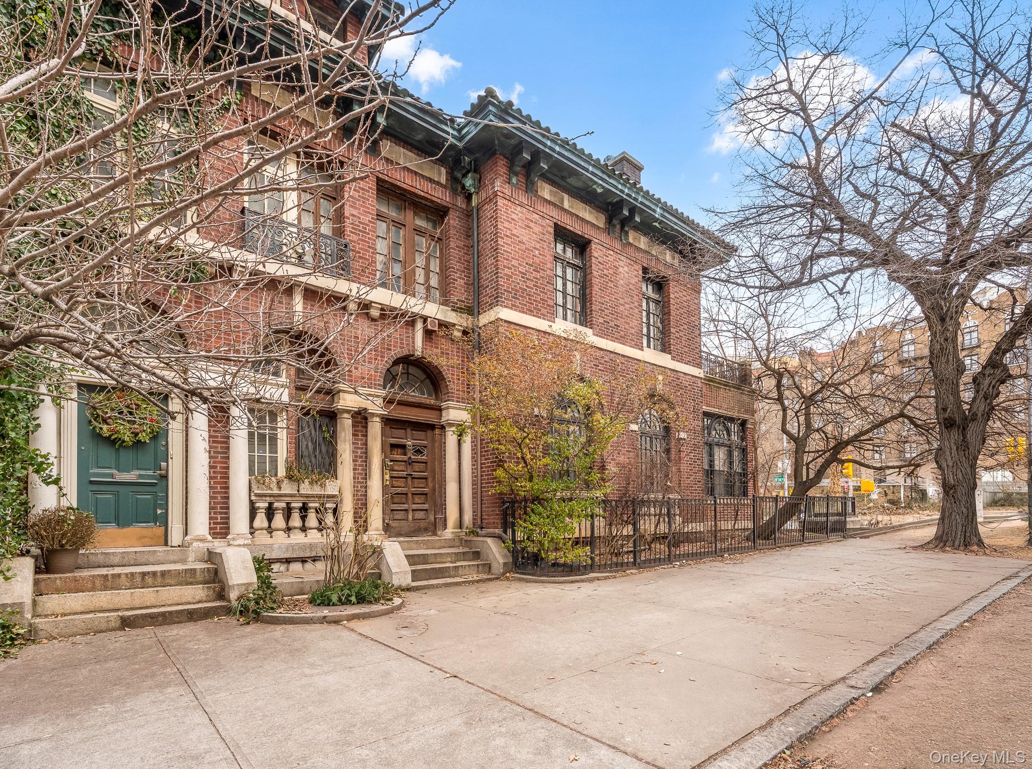 811 Riverside Drive Property Photo 1