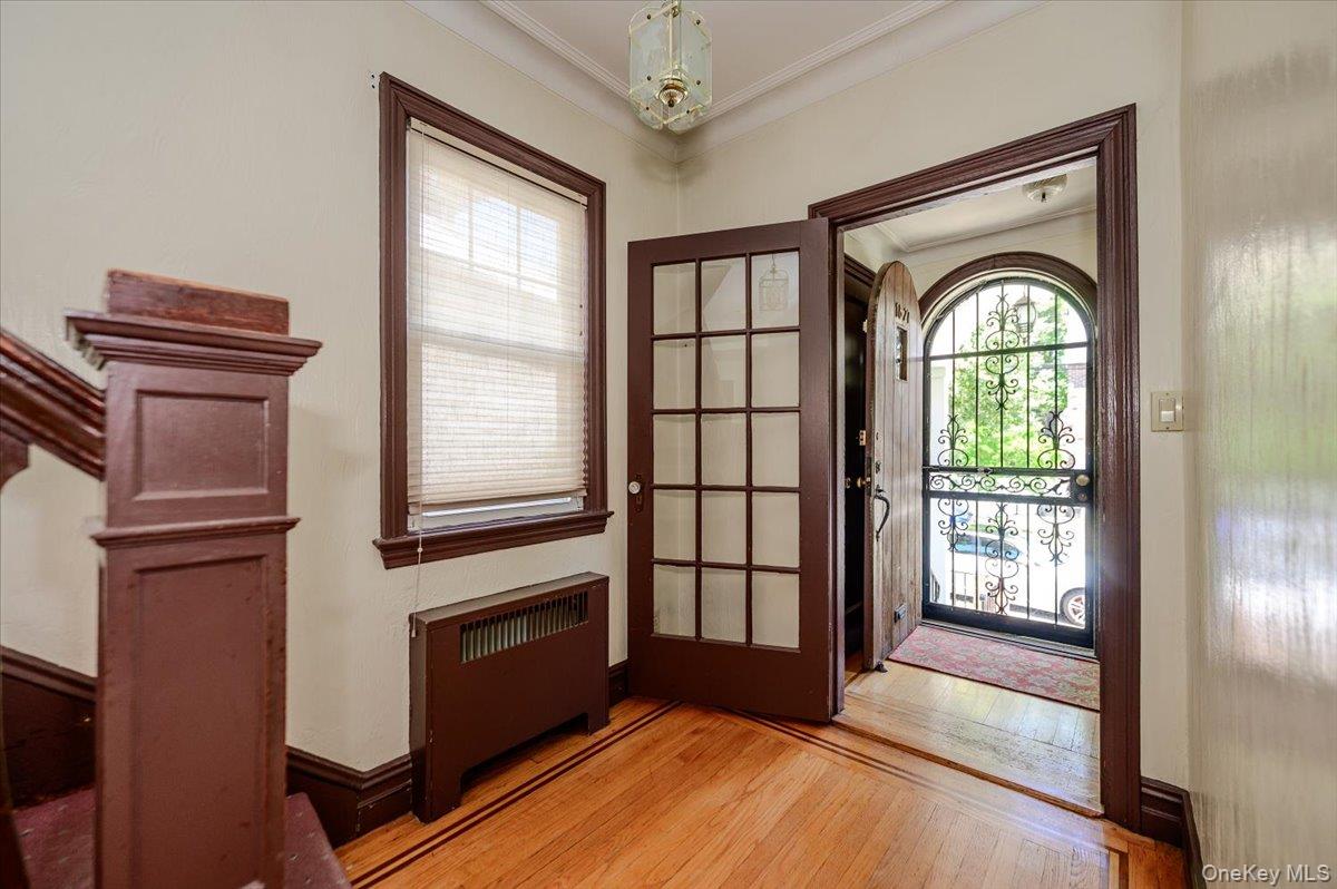 1827 Hering Avenue Property Photo 2