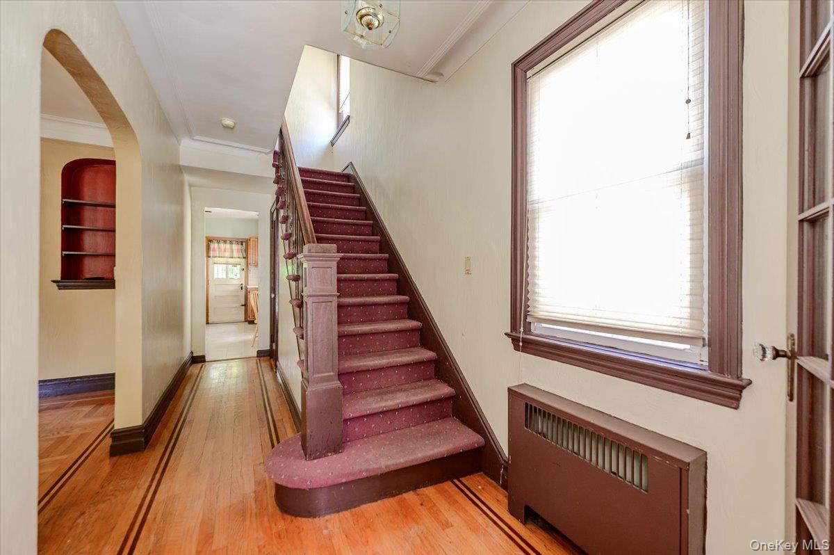 1827 Hering Avenue Property Photo 3