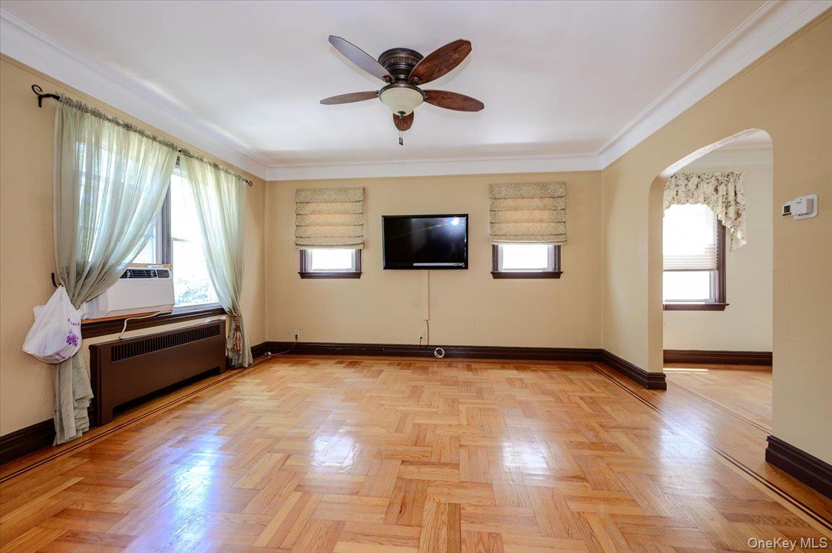1827 Hering Avenue Property Photo 4