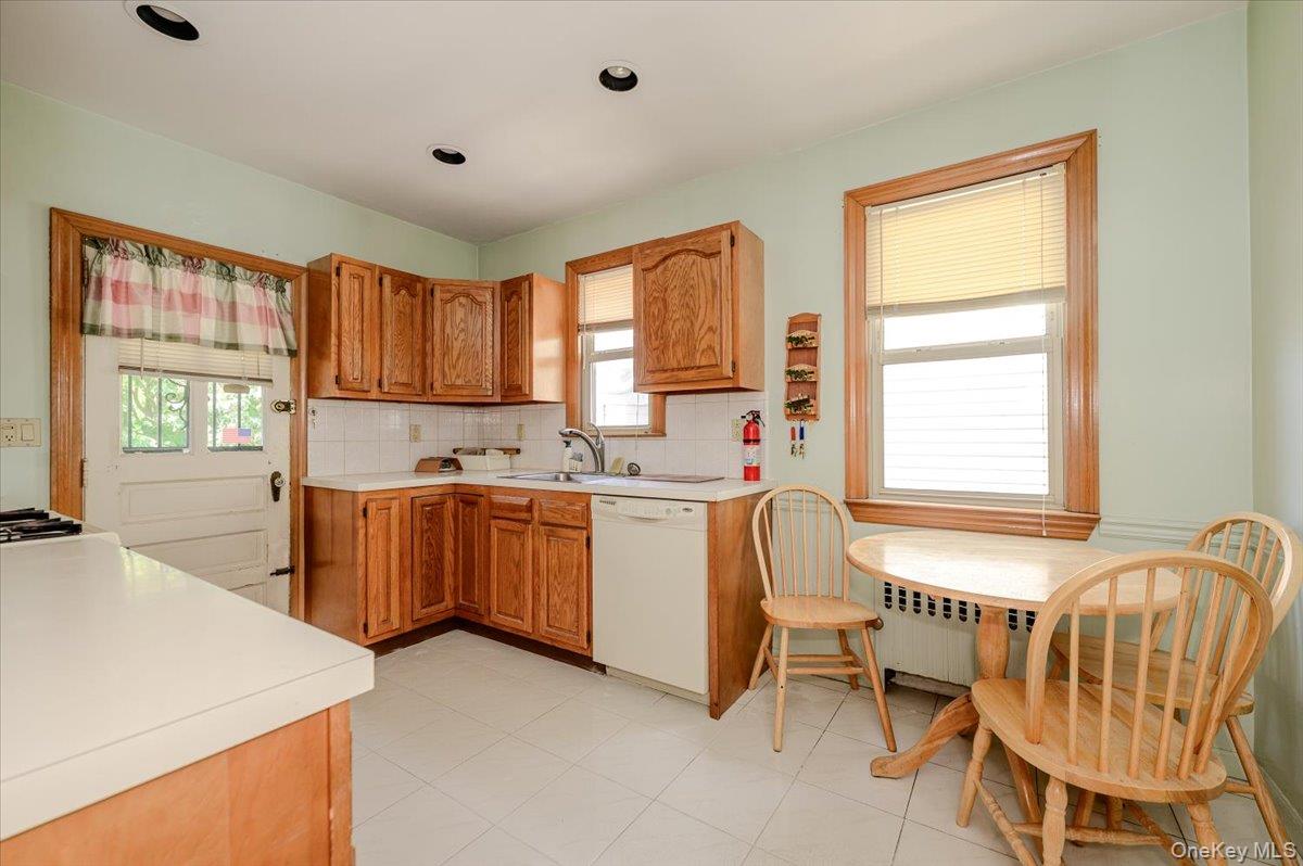 1827 Hering Avenue Property Photo 8