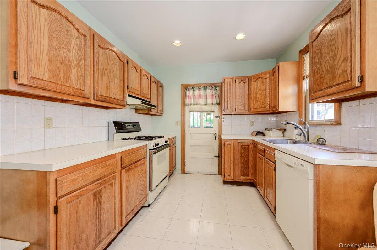 1827 Hering Avenue Property Photo 9