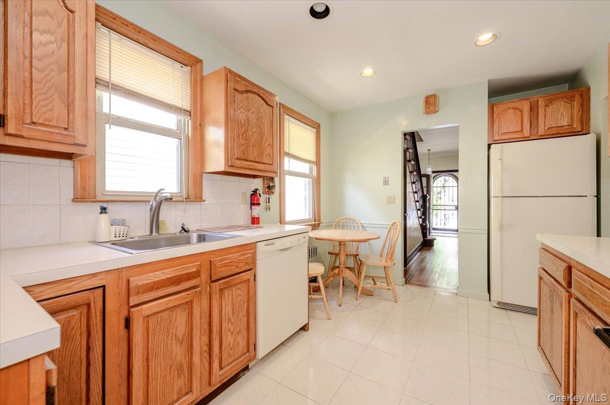 1827 Hering Avenue Property Photo 10