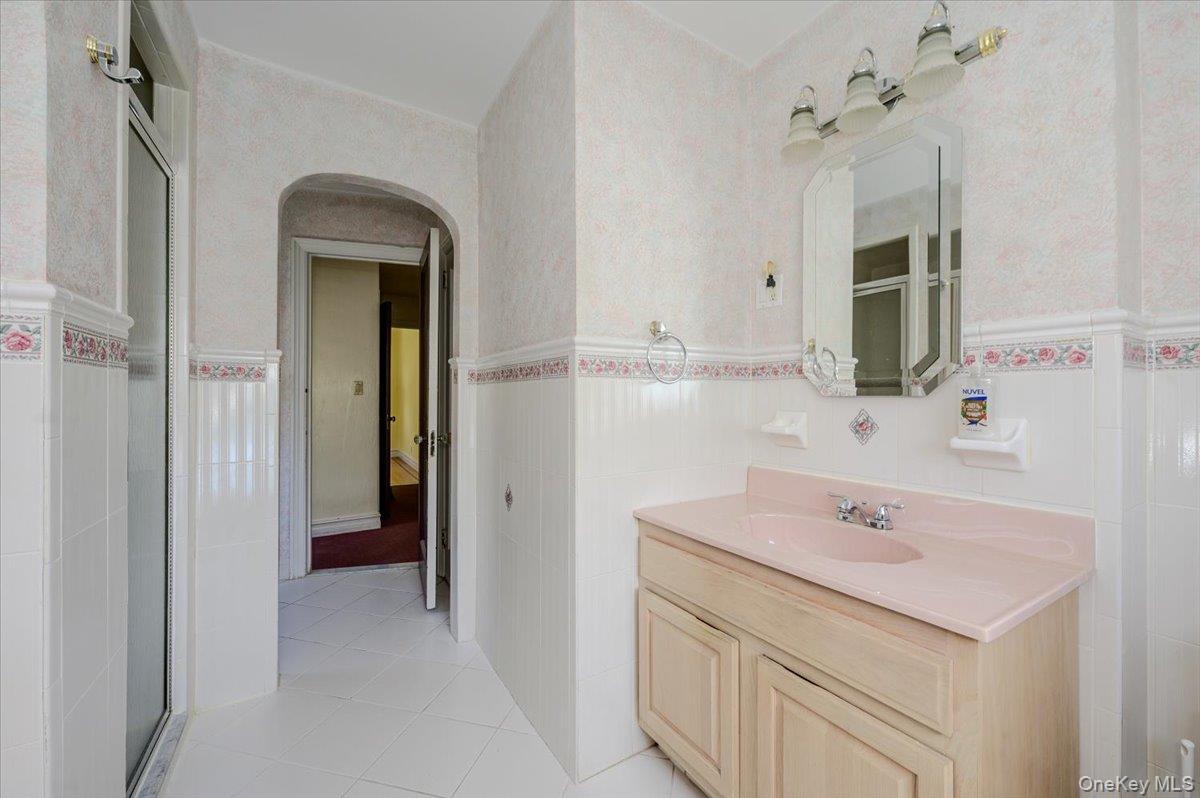 1827 Hering Avenue Property Photo 17