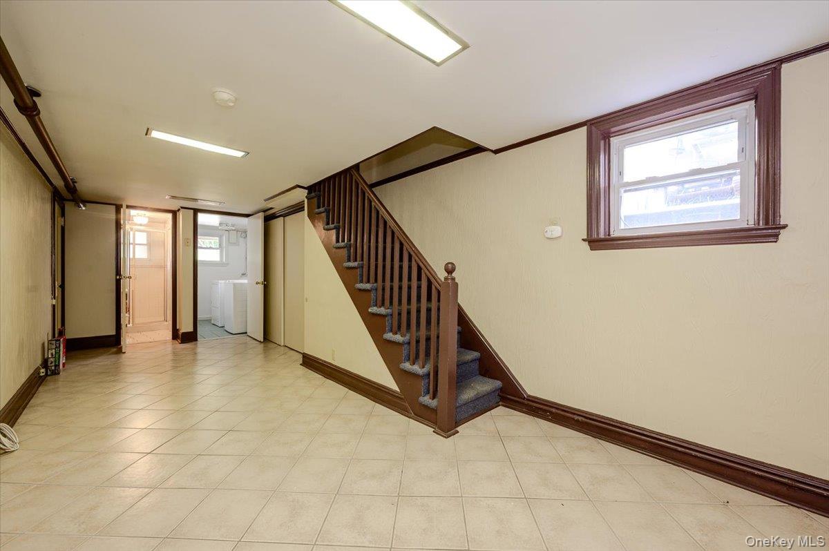 1827 Hering Avenue Property Photo 18
