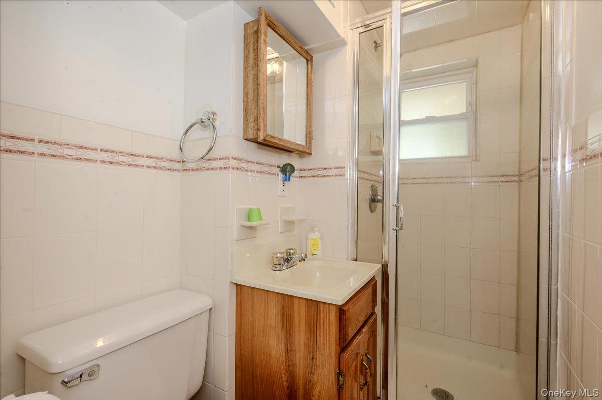 1827 Hering Avenue Property Photo 19