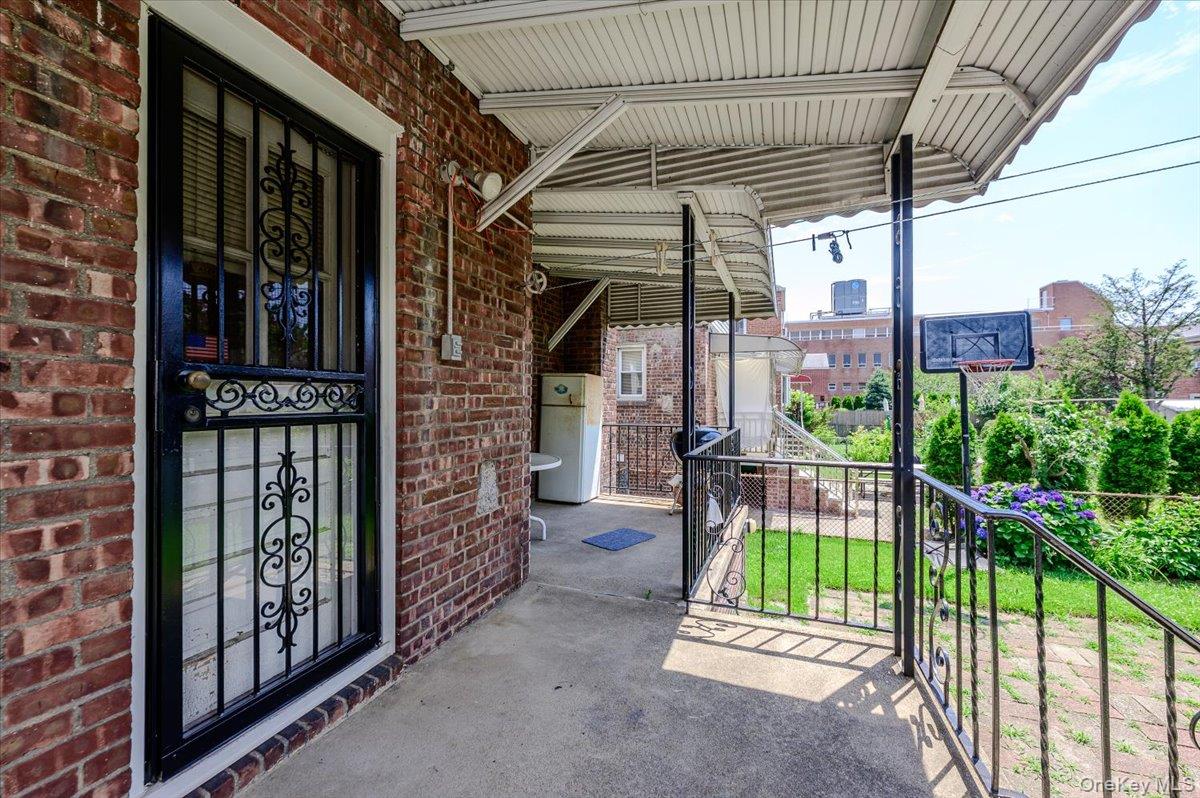 1827 Hering Avenue Property Photo 24