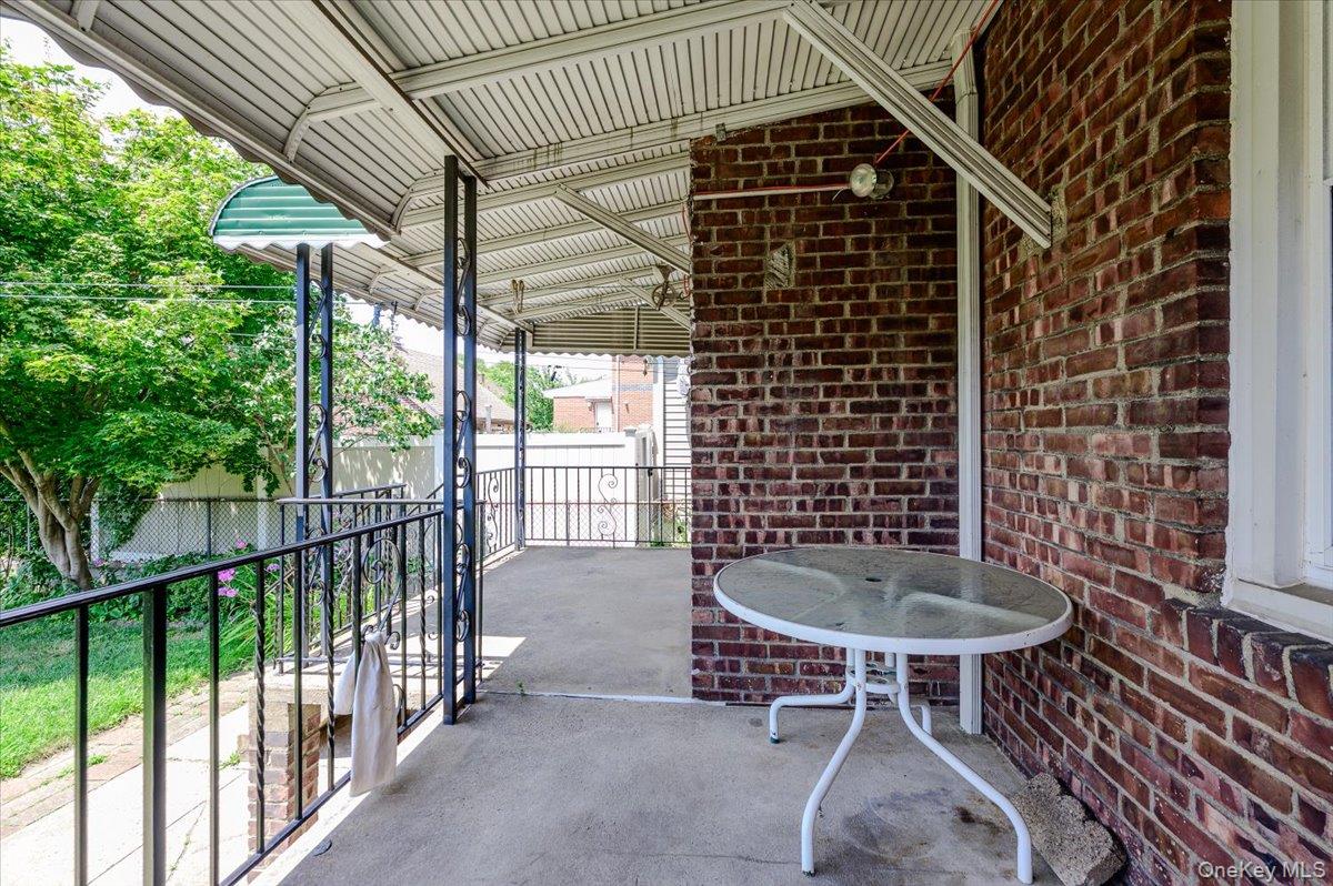 1827 Hering Avenue Property Photo 25