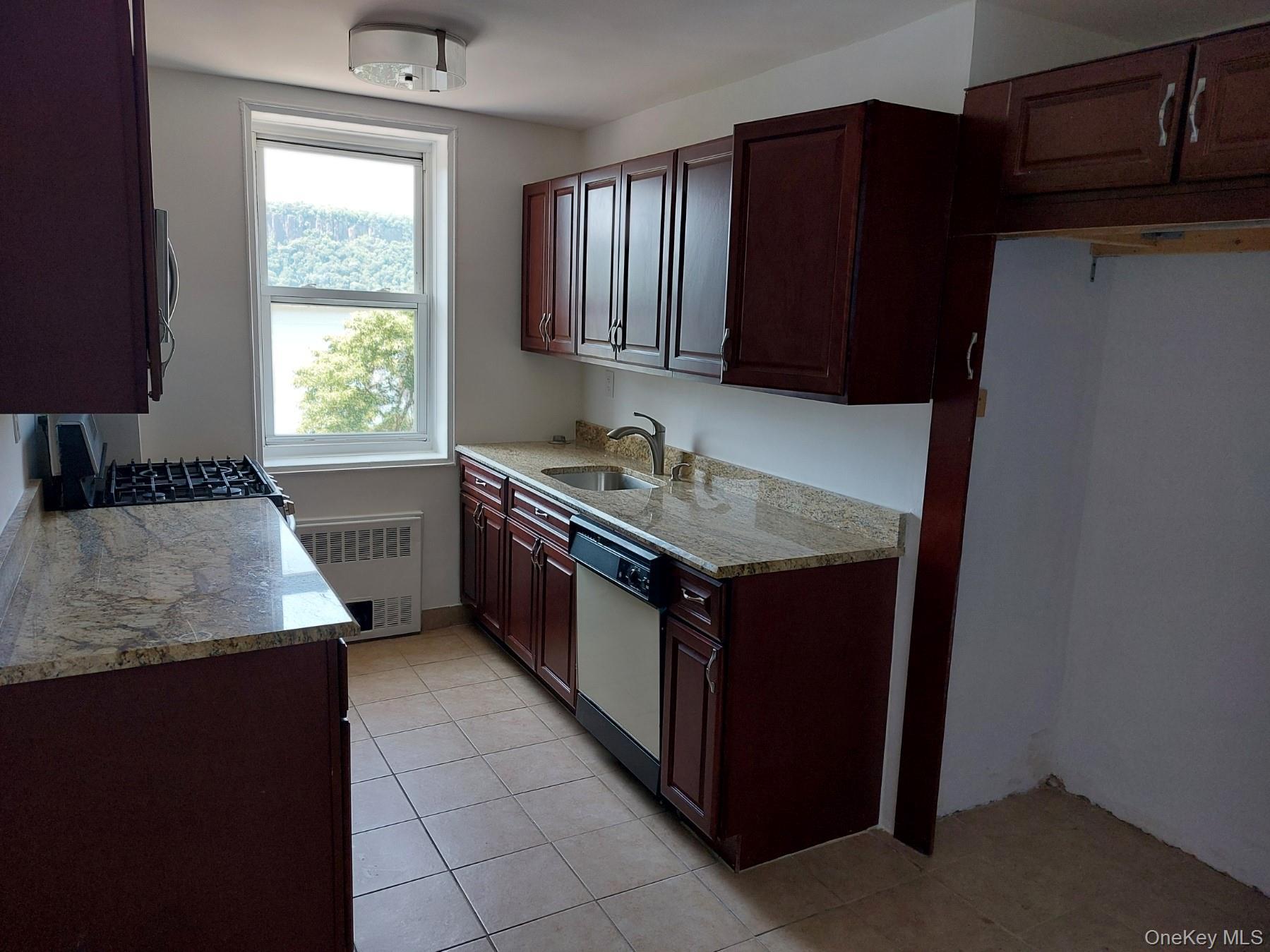 679 Warburton Avenue 1l Property Photo 5