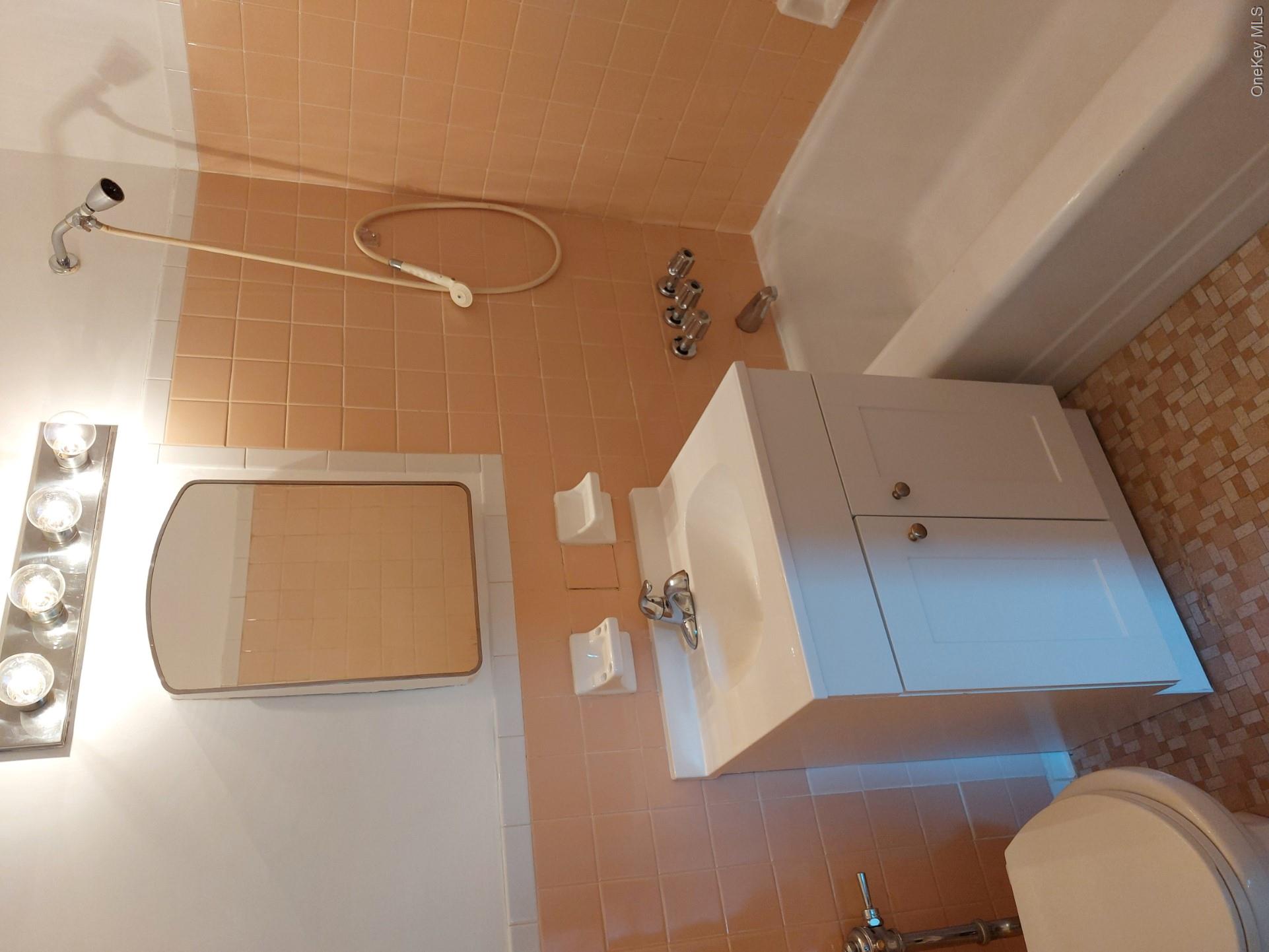 679 Warburton Avenue 1l Property Photo 7