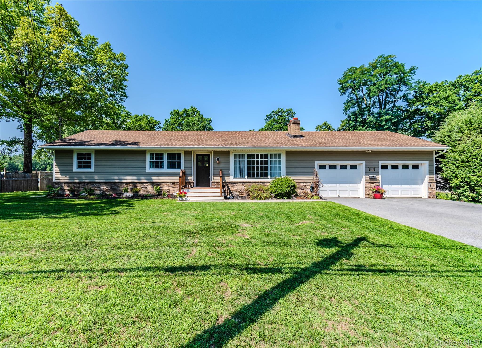 19 Closs Drive Property Photo 1