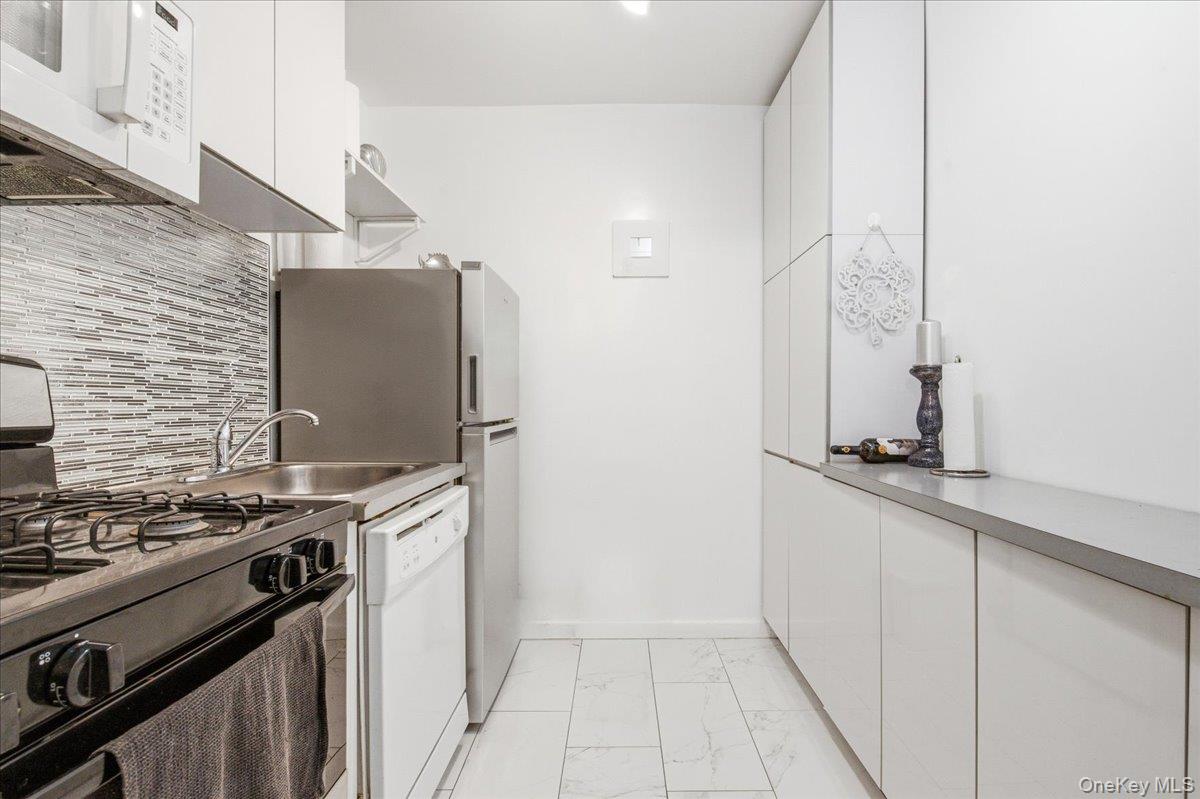 70-25 Yellowstone Boulevard 16r Property Photo 8