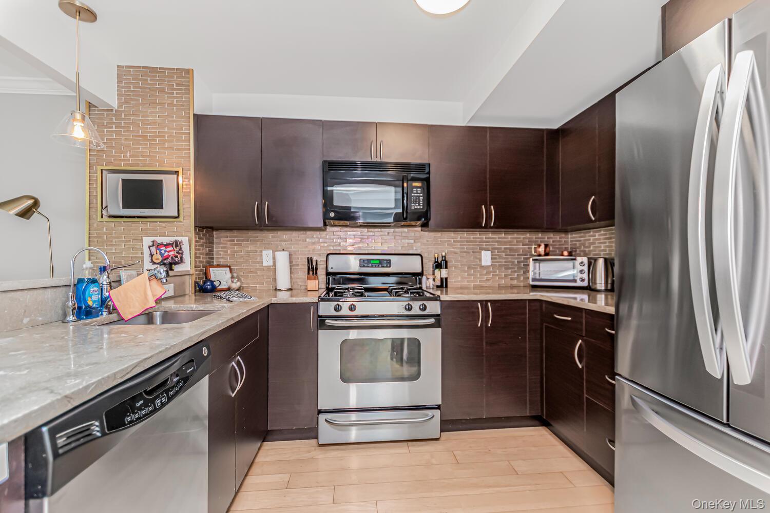 1490 Outlook Avenue 1d Property Photo 4