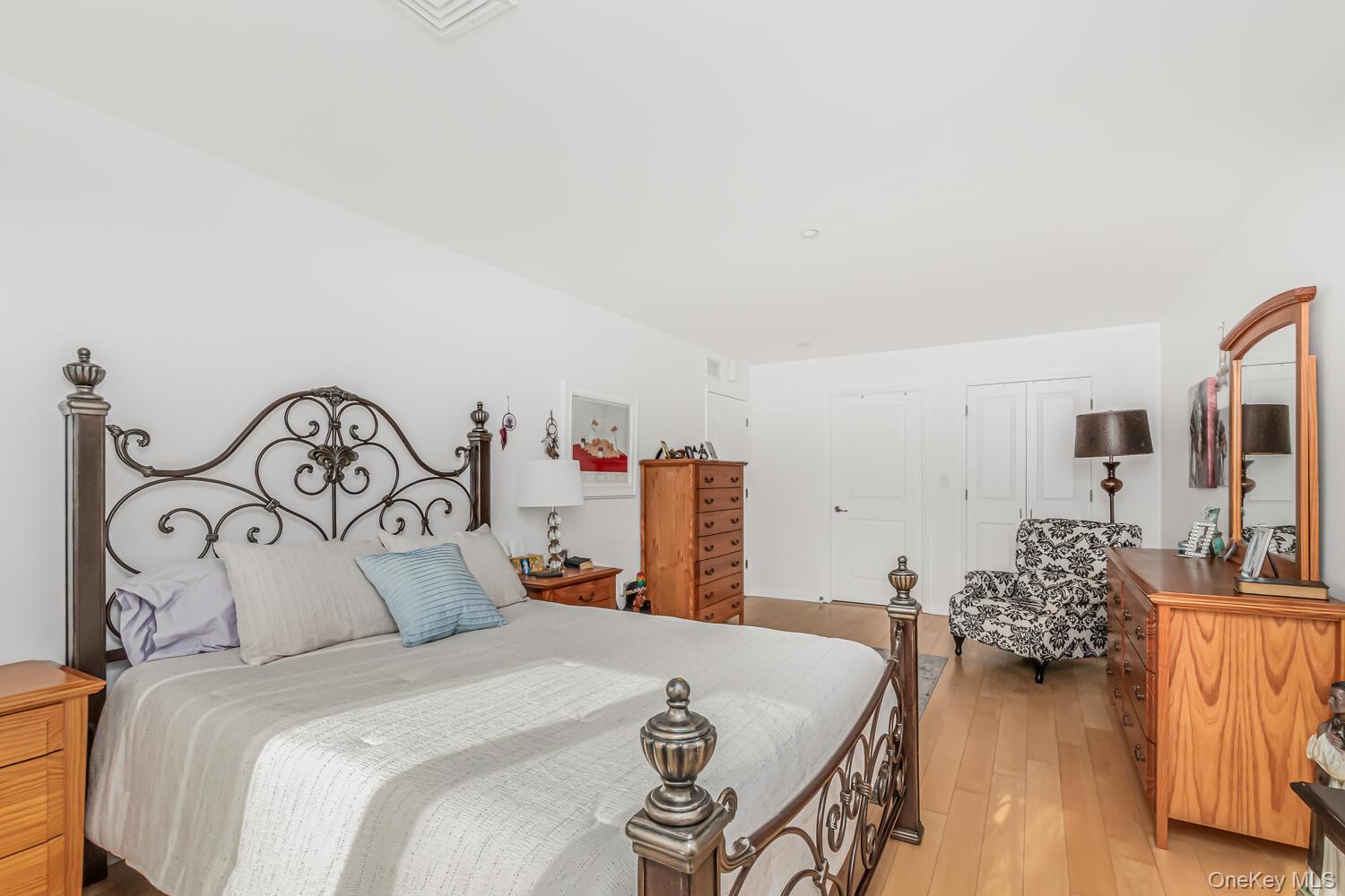 1490 Outlook Avenue 1d Property Photo 9