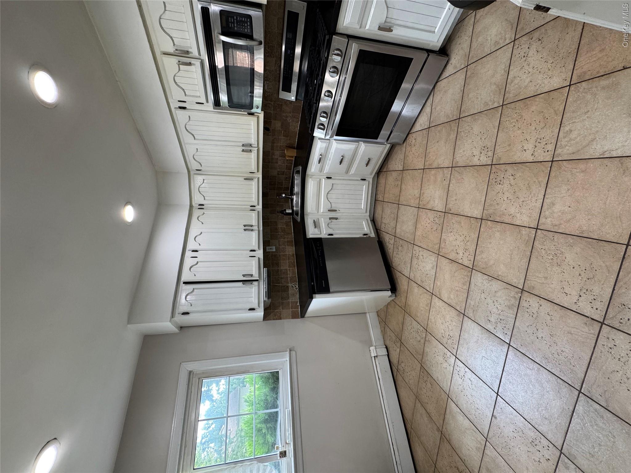 1498 Kew Avenue Property Photo 4