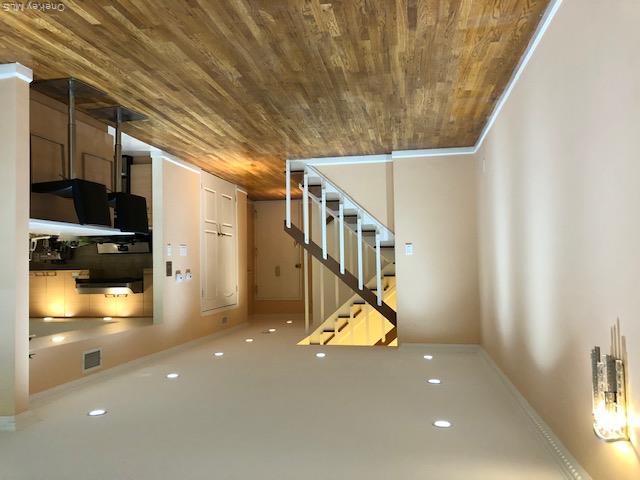 12-31 Robin Lane Triplex, 1st Floor Property Photo 3