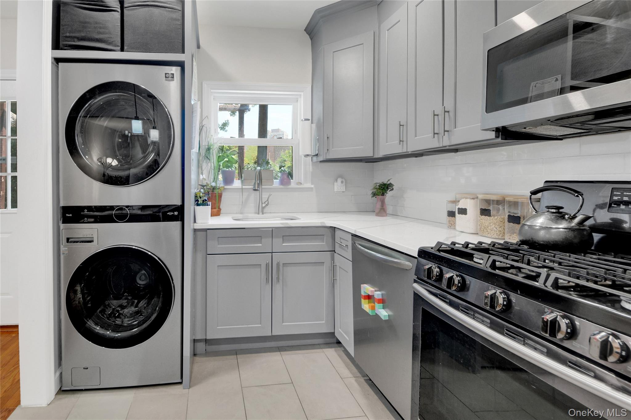 1808 Hering Avenue Property Photo 11