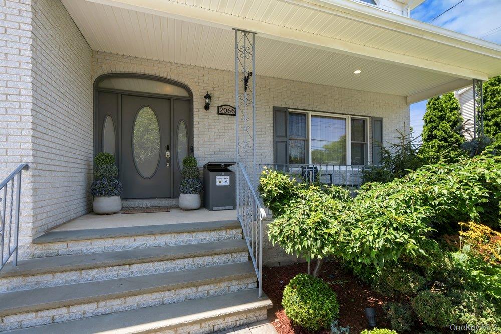 2066 Washington Avenue Property Photo 3