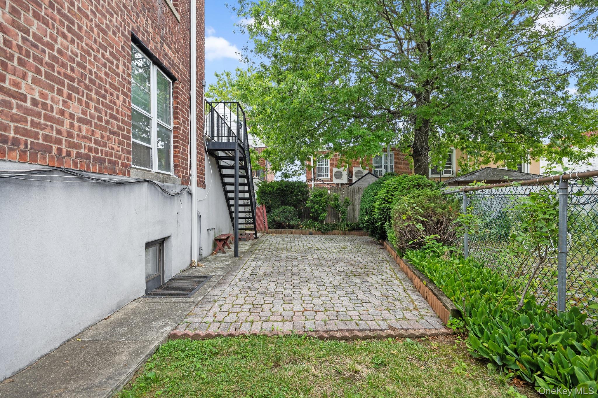 2745 Woodhull Avenue Property Photo 6