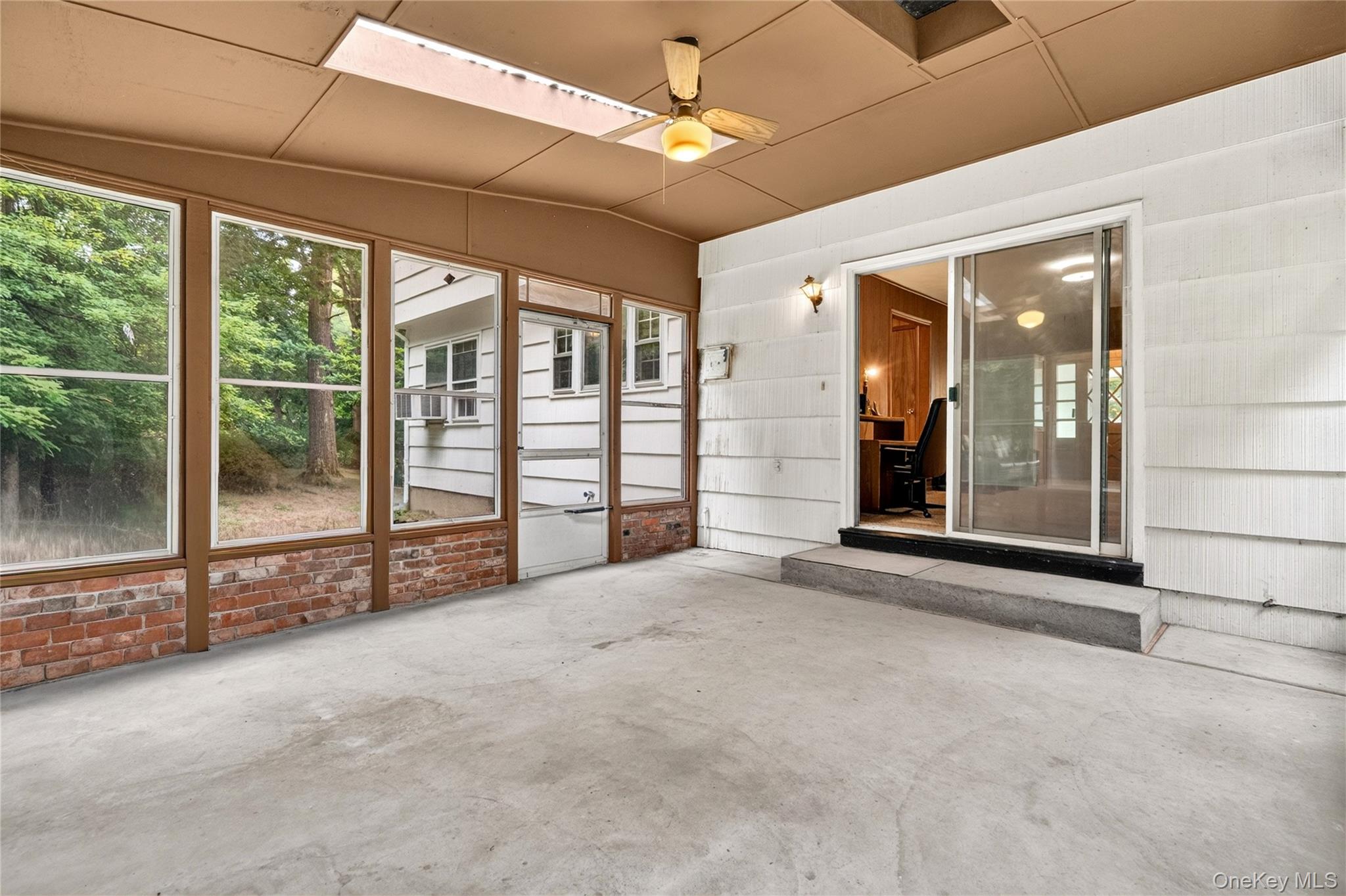 2 Laura Lane Property Photo 23
