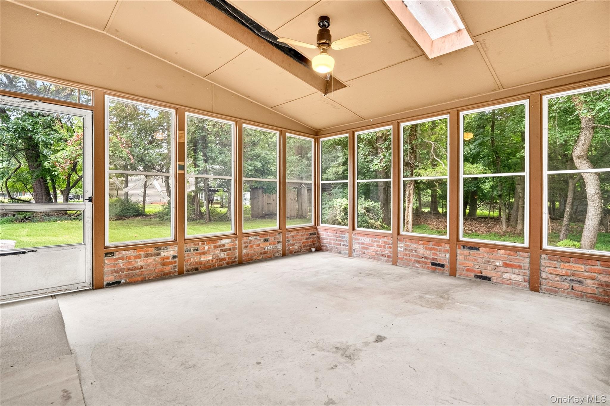 2 Laura Lane Property Photo 25