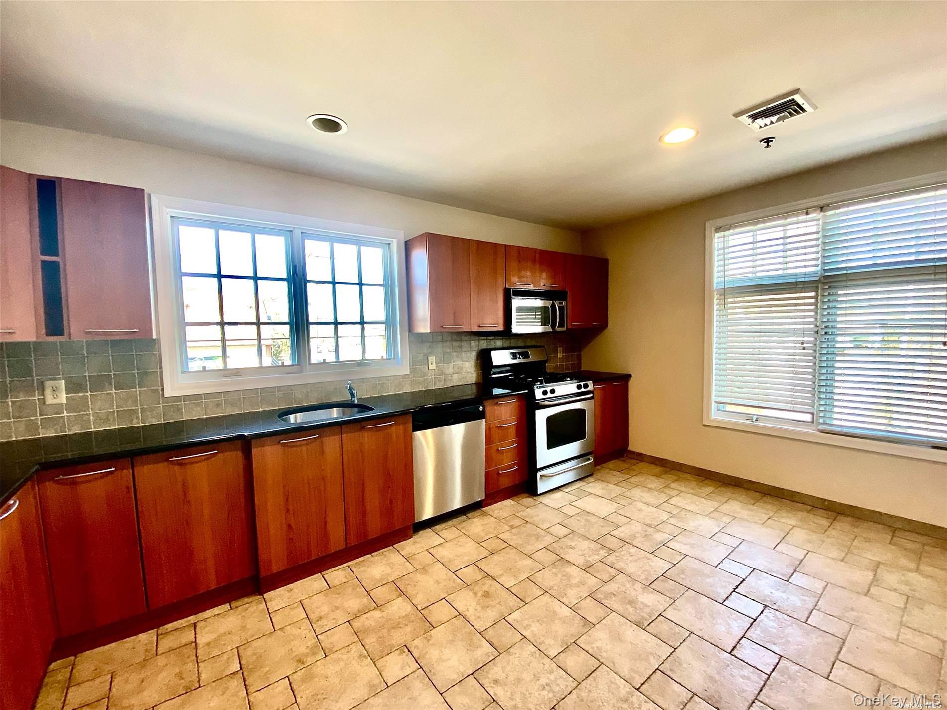 259 Glen Cove Avenue 255 Property Photo 3