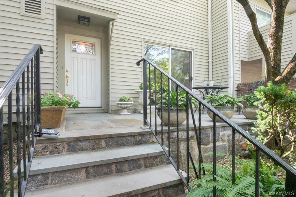 8 Waterside Close Property Photo 1