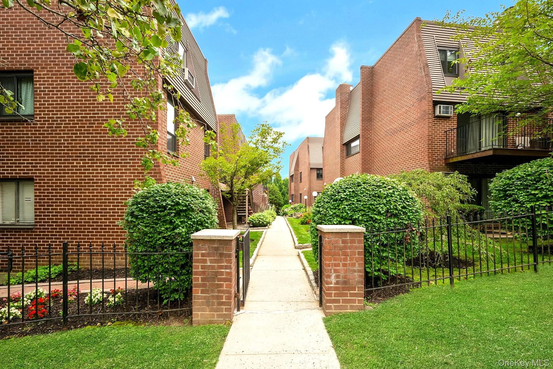 492 N Broadway 10 Property Photo 2