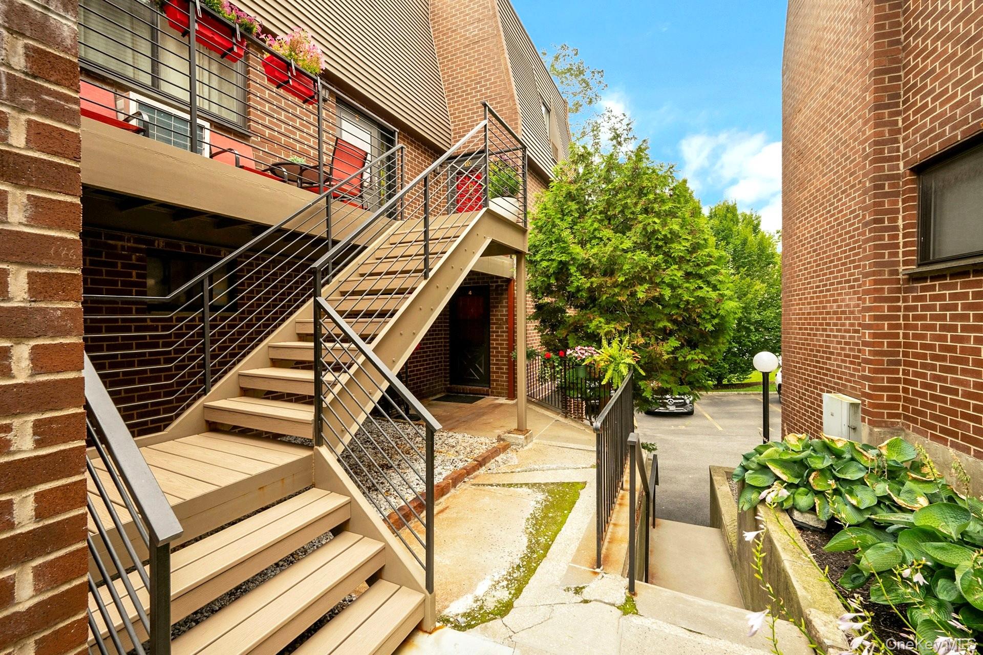 492 N Broadway 10 Property Photo 4