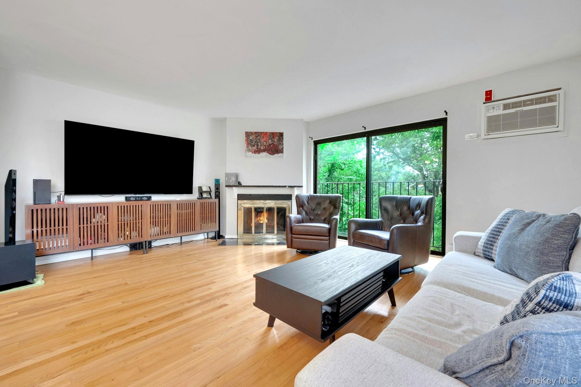 492 N Broadway 10 Property Photo 7