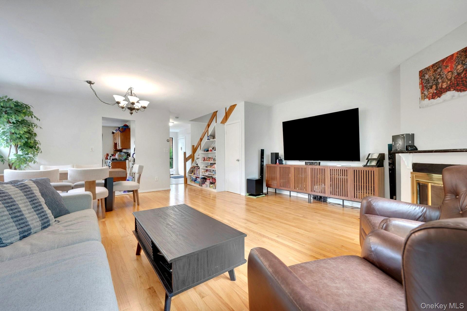 492 N Broadway 10 Property Photo 9