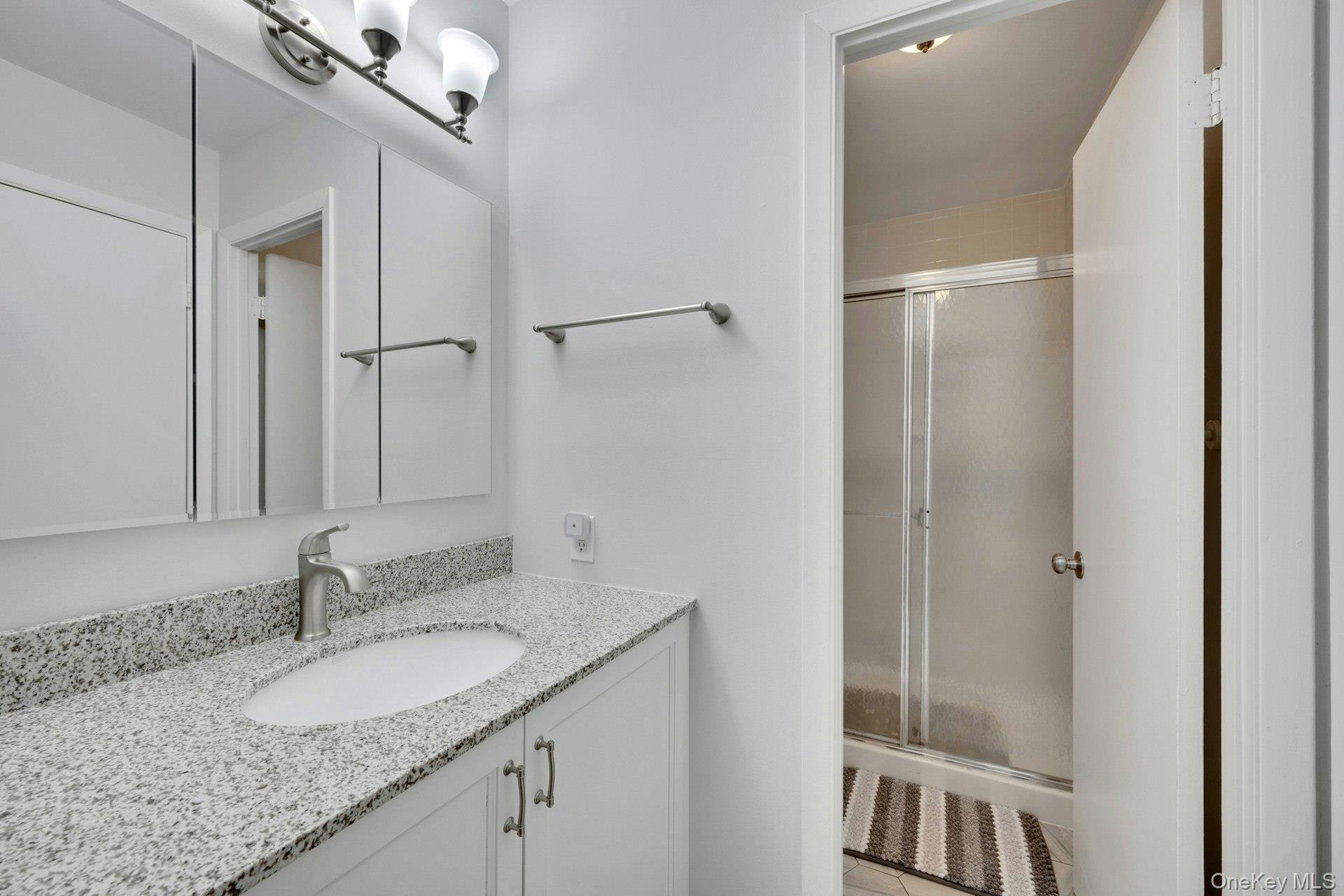 492 N Broadway 10 Property Photo 18