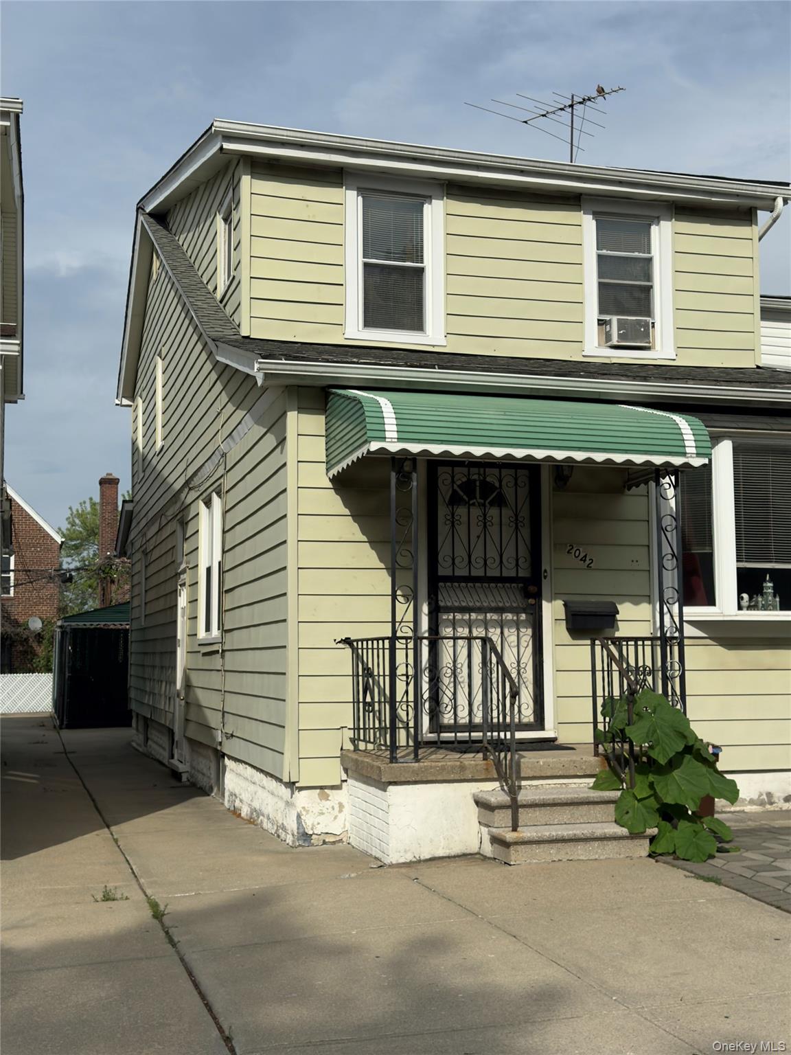 2042 Colonial Avenue Property Photo 1