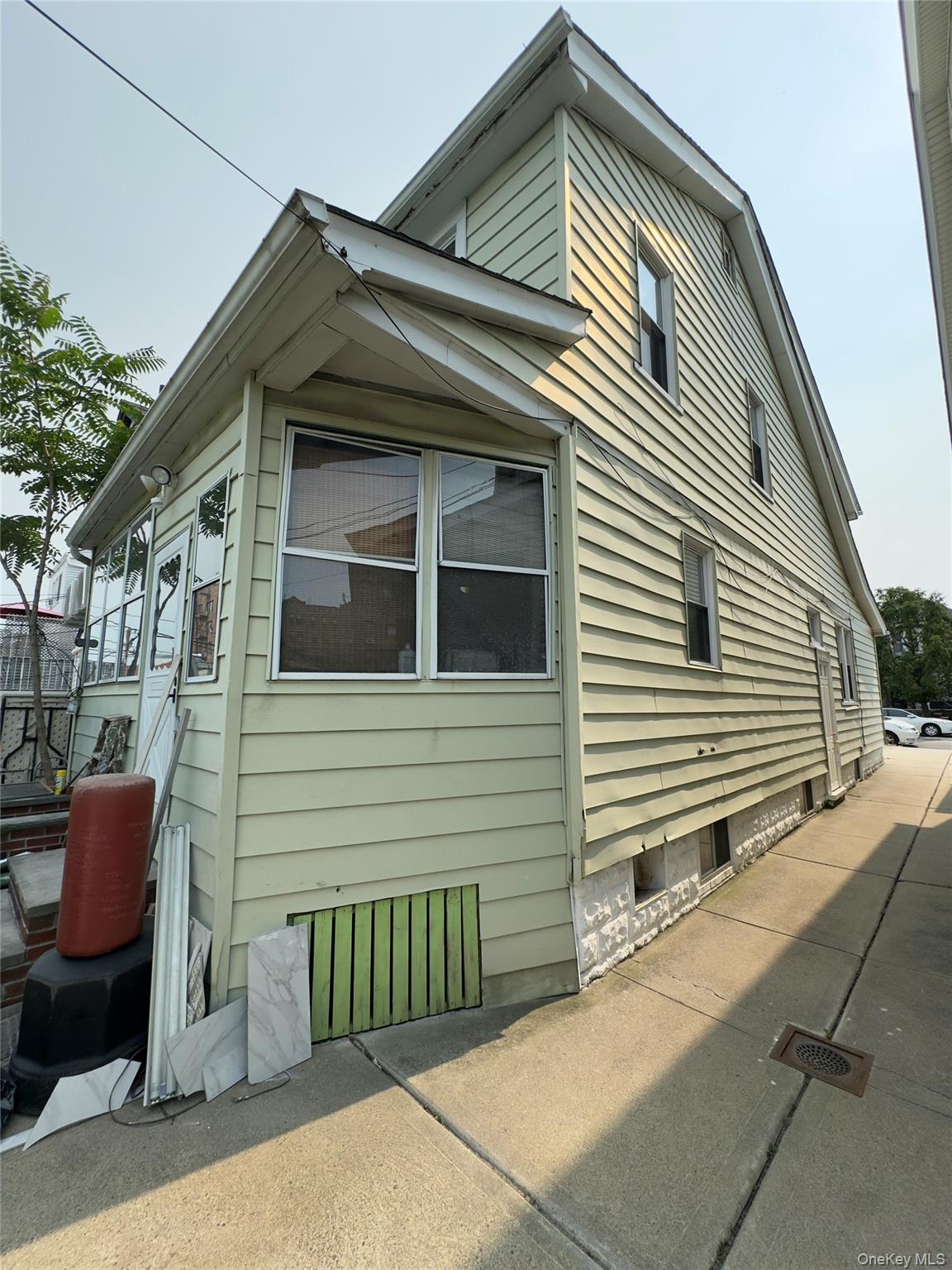 2042 Colonial Avenue Property Photo 2